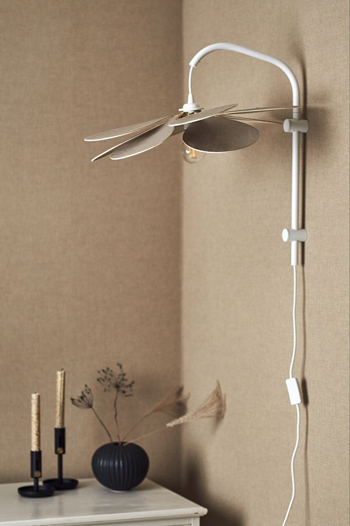 Die DIY-Lampe in Form einer Blume mit weißem Lampenständer ist ein schönes Beispiel für die Handwerkskunst, die der japanische Einrichtungsstil zu schätzen weiß.
