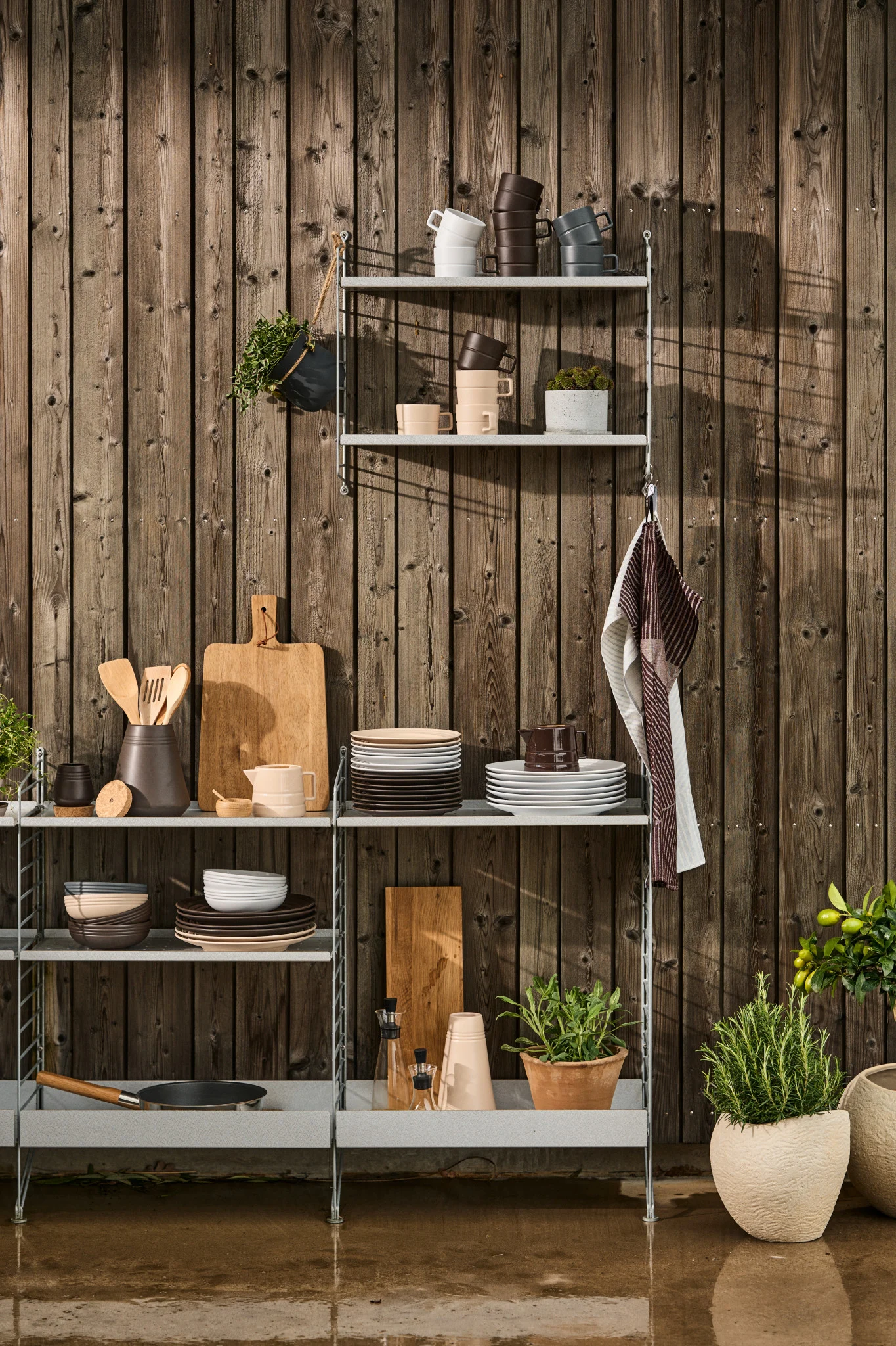 String Regalsystem: Hier sehen Sie ein String Regal im Außenbereich, welches als Outdoor-Küche verwendet wird.