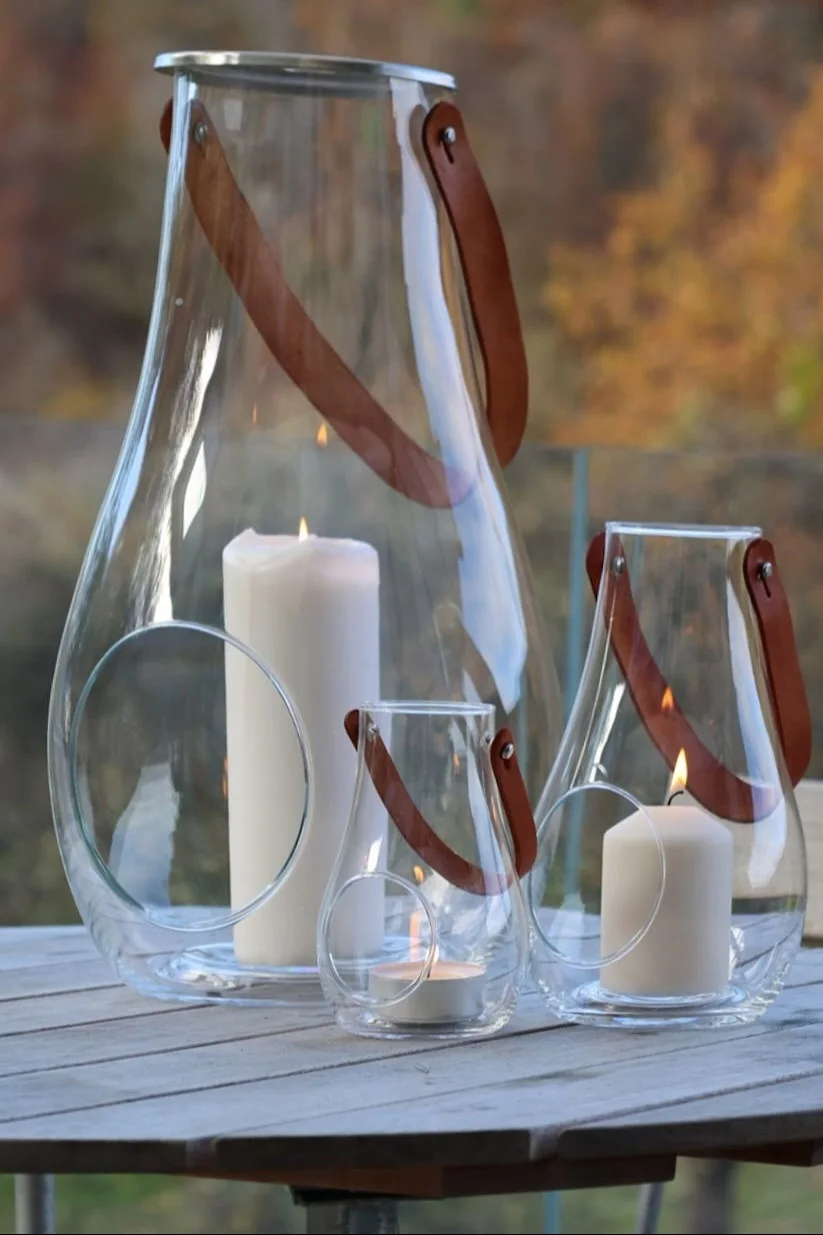 Gartenmöbel-Trends 2025: Auch die richtige Deko darf im Garten nicht fehlen - hier sehen Sie drei Design with light-Laternen von Holmegaard auf einem Tisch auf der Terrasse von @zuhauselig.