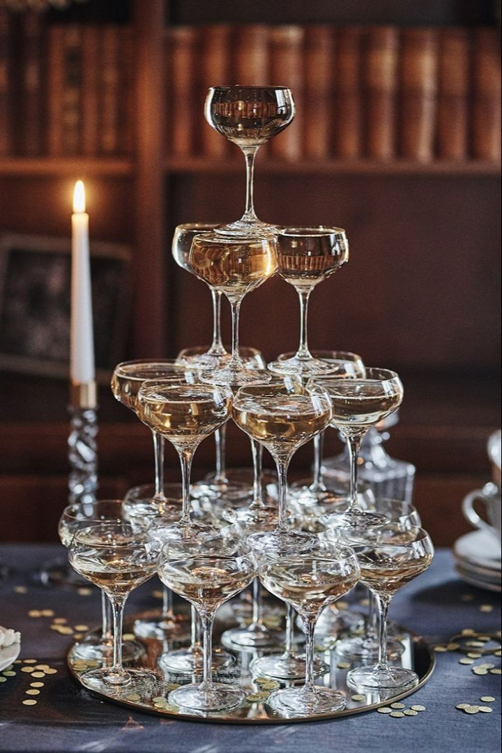 Entdecken Sie, wie Sie mit dem More Coupé-Glas von Orrefors einen Champagnerturm für Ihre Silvesterparty bauen können.