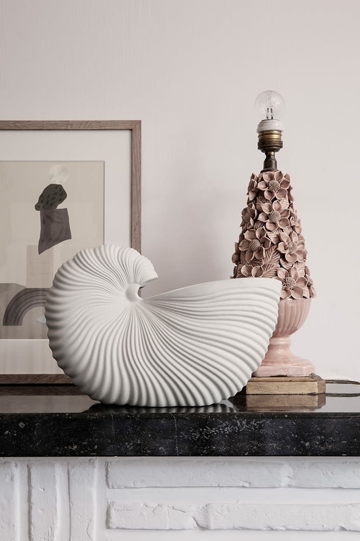 Die Muschelvase von Ferm Living in steht auf dem Sideboard und zeigt, wie das Interior Design von der Natur inspiriert ist.