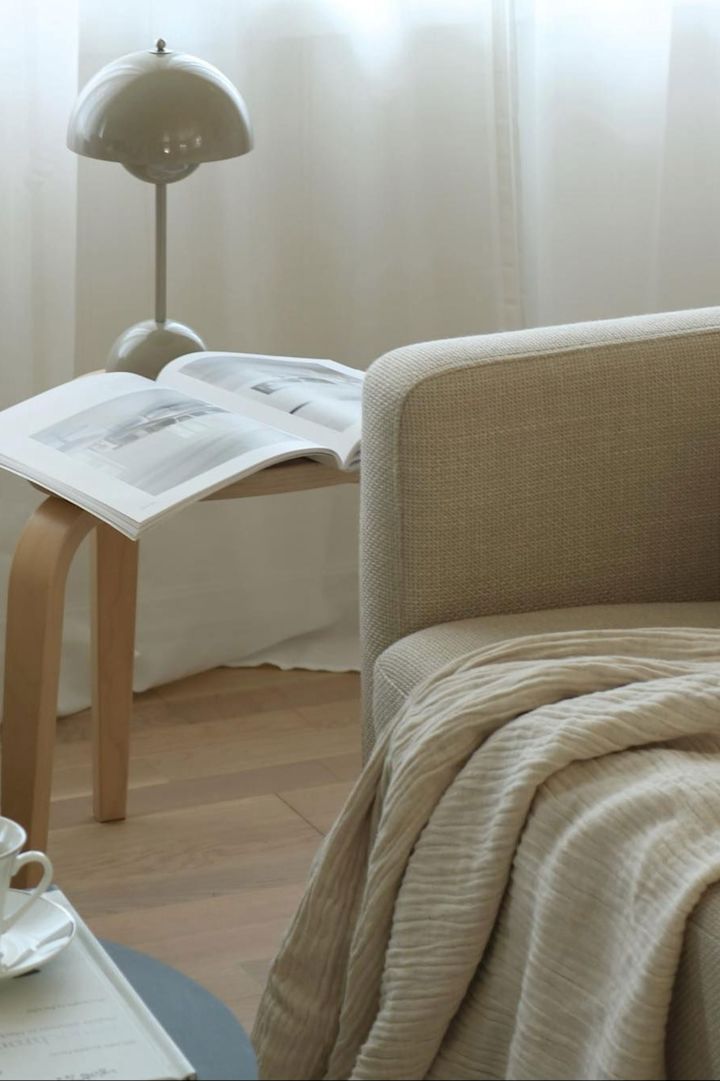 Die Flowerpot in Greige von &Tradition steht auf einem Hocker im beigefarbenen Wohnzimmer von @interior.recipes.