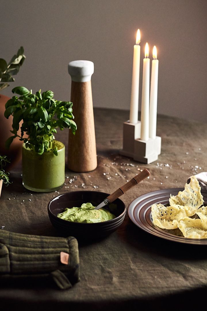 Diese Cheddar-Körbe sind eines der einfachen Vorspeisenrezepte die Sie Ihren Gästen dieses Jahr an Silvester servieren können. Hier auf dem braunen NJRD Lines Teller mit der schönen Mini-Mix Vase von Tove Adman als Tischdekoration.