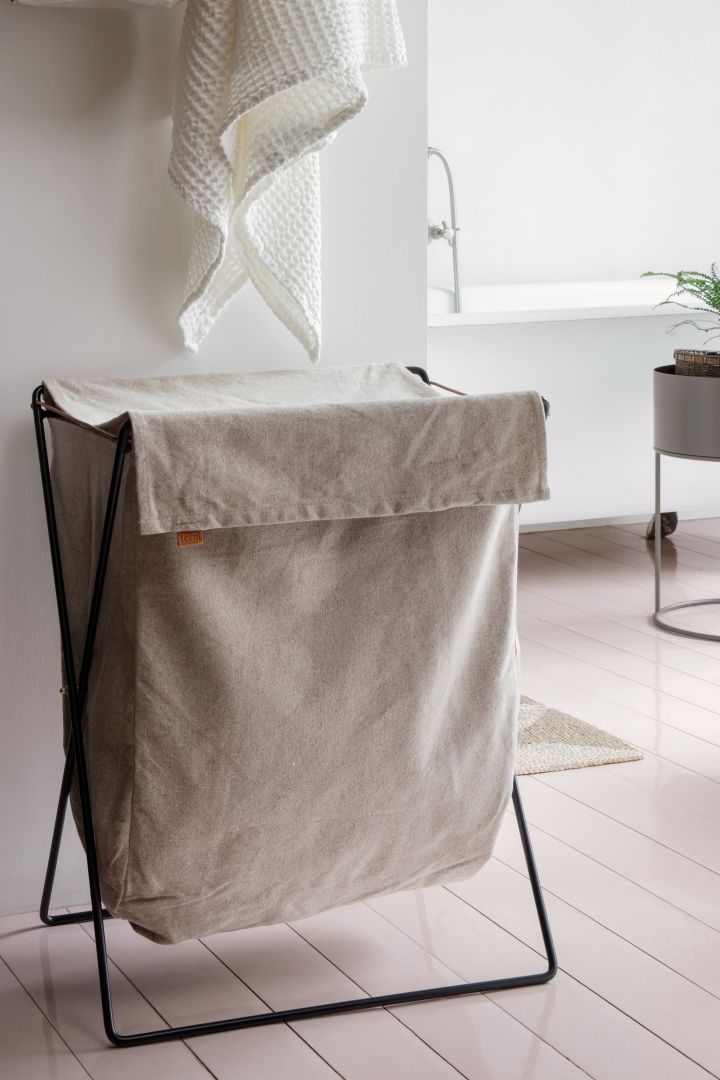 Organisieren Sie Ihr Bad mit dem stilvollen Herman Wäschekorb aus Stoff von Ferm Living. 