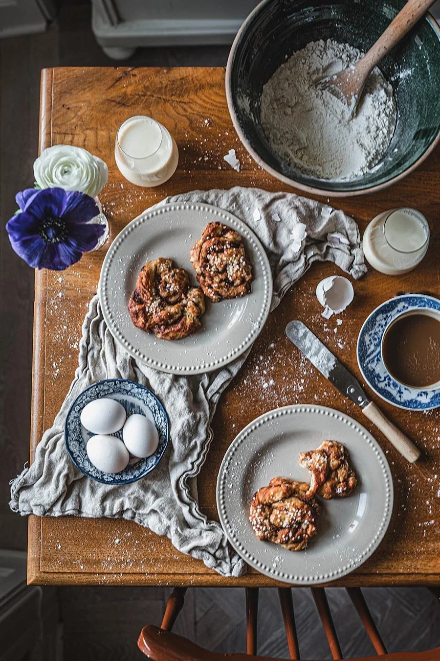Boho und weitere Einrichtungsstile: Hier sehen Sie den rustikalen Küchentisch mit zahlreichen Blautönen des schwedischen Influencers @hannesmauritzon.