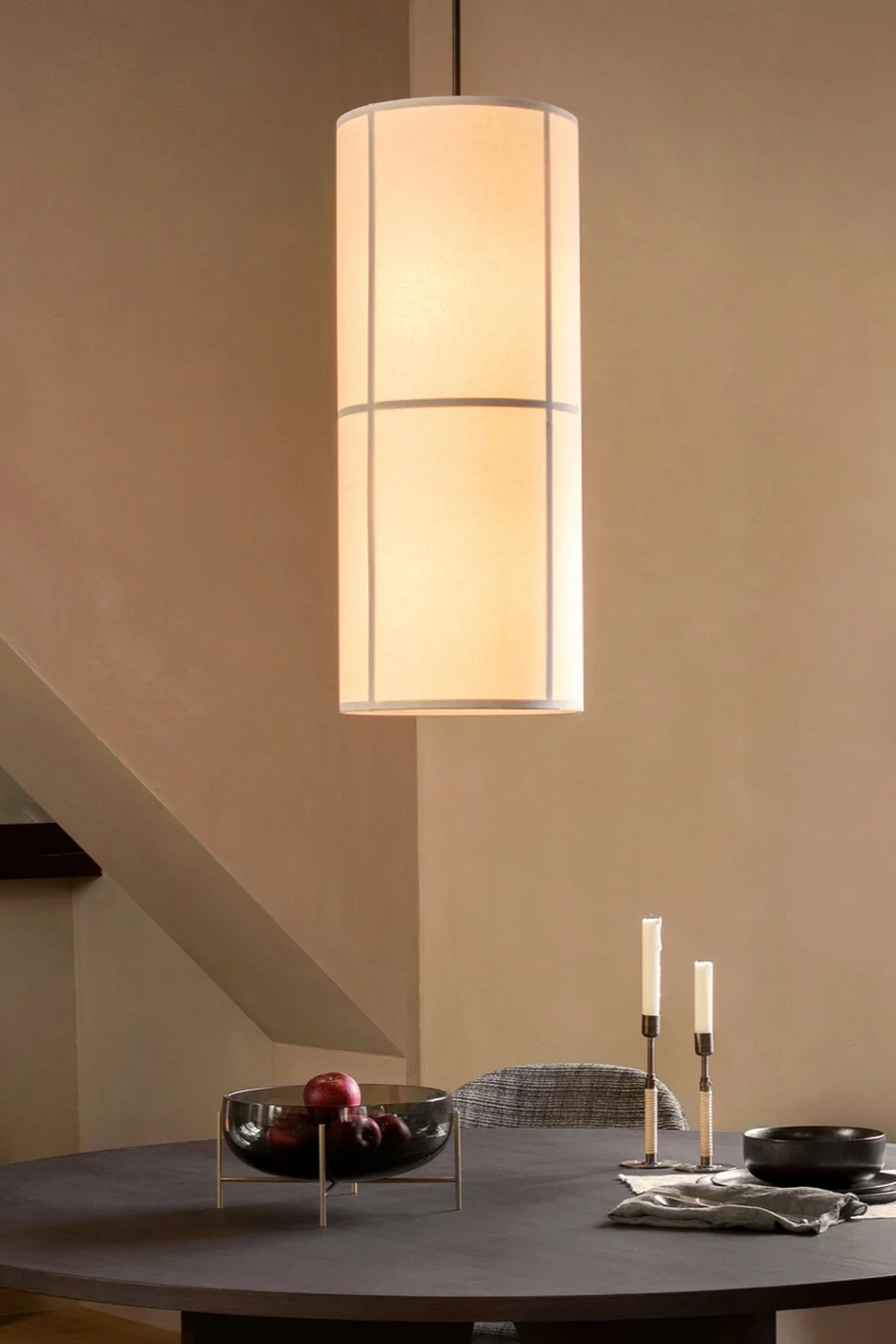 Skandinavische Lampen: Die im Japandi-Stil designte Hashira-Pendelleuchte von Audo Copenhagen hängt über einem Esstisch.