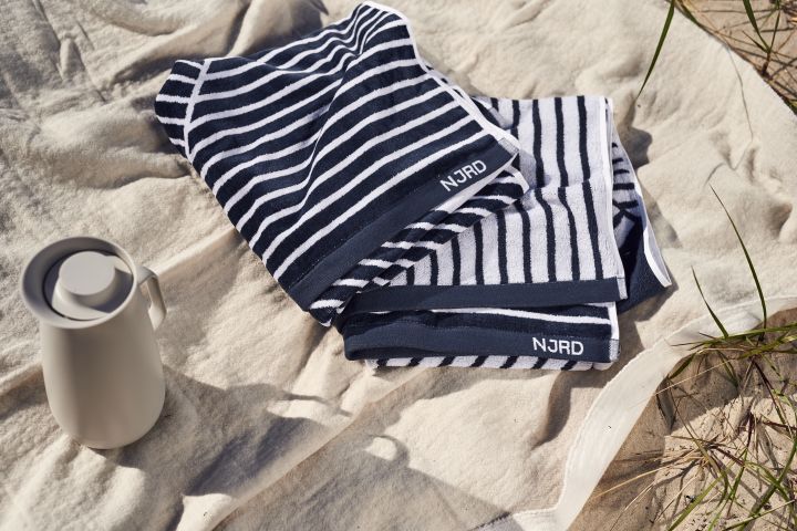 Bringen Sie das blaue NJRD-Strandtuch zusammen mit einer Thermoskanne mit köstlichem Kaffee zu Ihrem Strandpicknick mit.