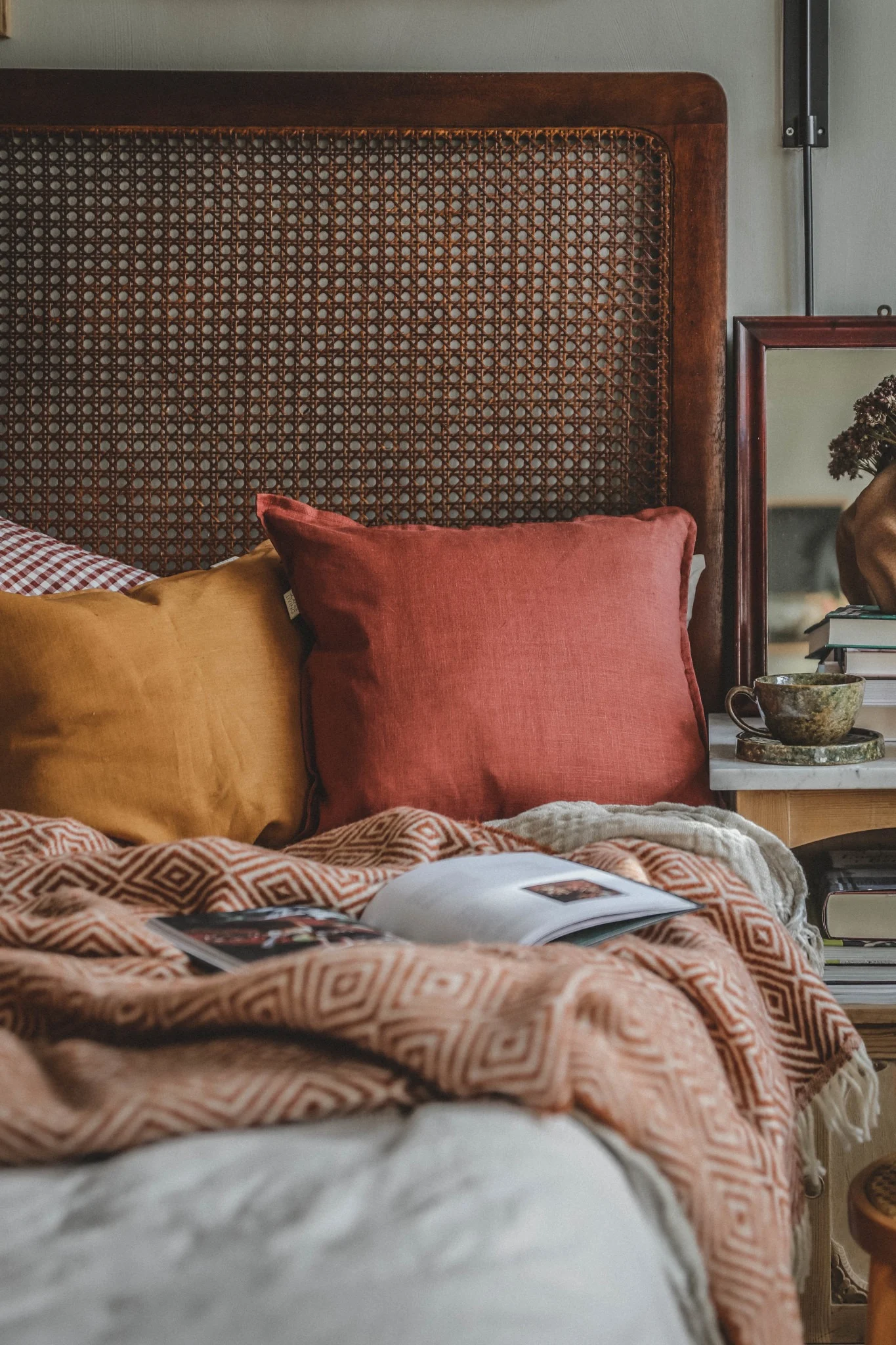 Das im Boho-Stil eingerichtete Schlafzimmer von @hannesmauritzson. Die Calm Kissenbezüge in Gelb und Rot von Scandi Living eignen sich hervorragend als Boho Deko.