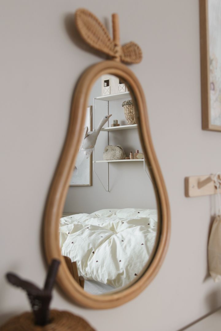 Kinderzimmer einrichten: Dekorieren Sie Ihr Kinderzimmer mit entzückenden und verspielten Accessoires wie diesem birnenförmigen Spiegel von ferm LIVING. 