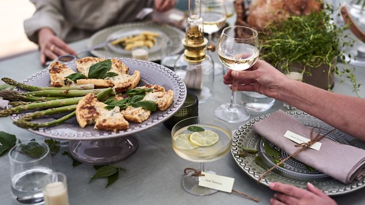 Bei dieser Gartenparty wird vegetarisches Essen serviert auf Tortenplatten von PotteryJo. 