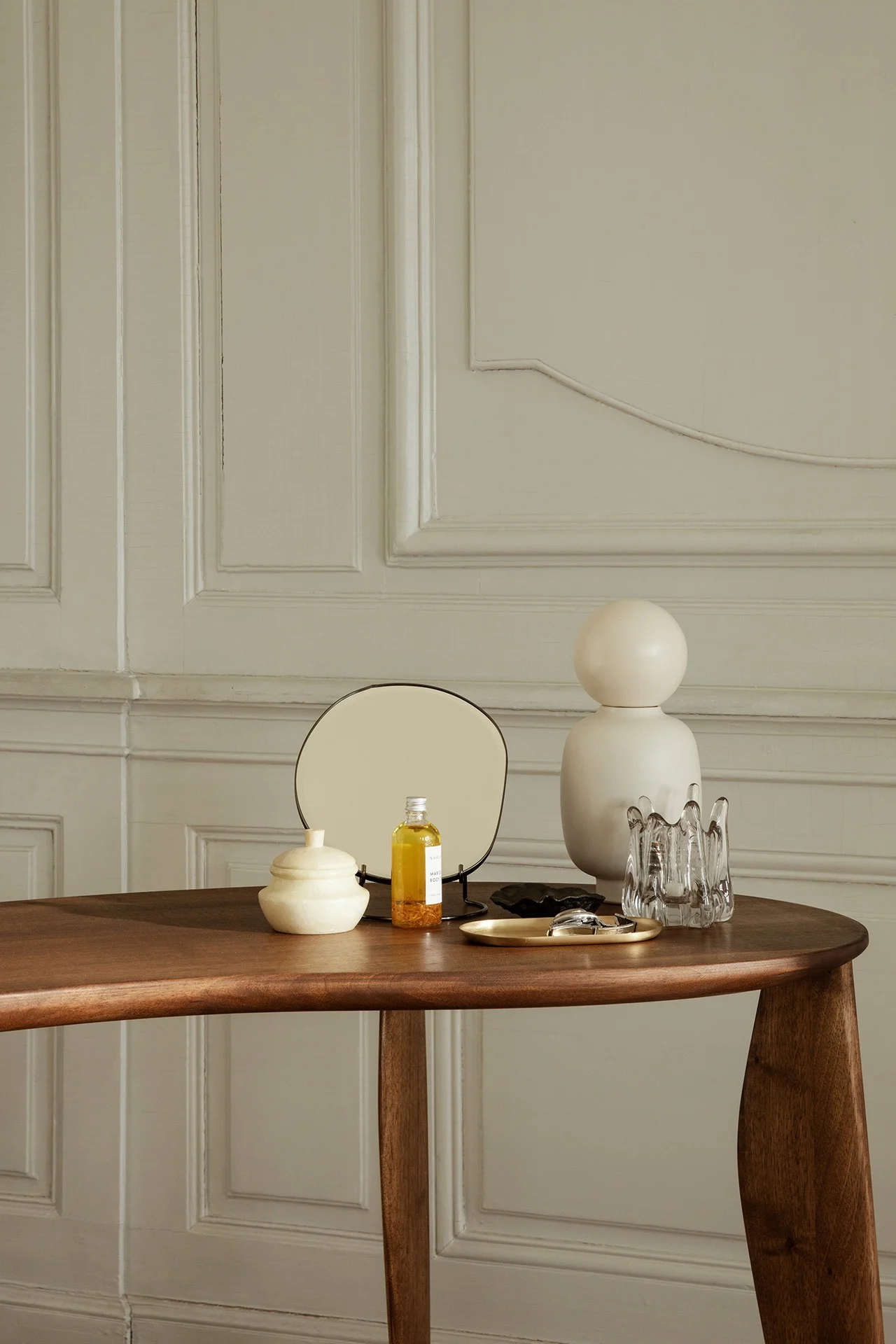 Stylische Spiegel für ein luxuriöses Zuhause - Der Pond Spiegel von Ferm Living eignet sich ausgezeichnet für einen letzen Blick, bevor man den Alltag meistert.