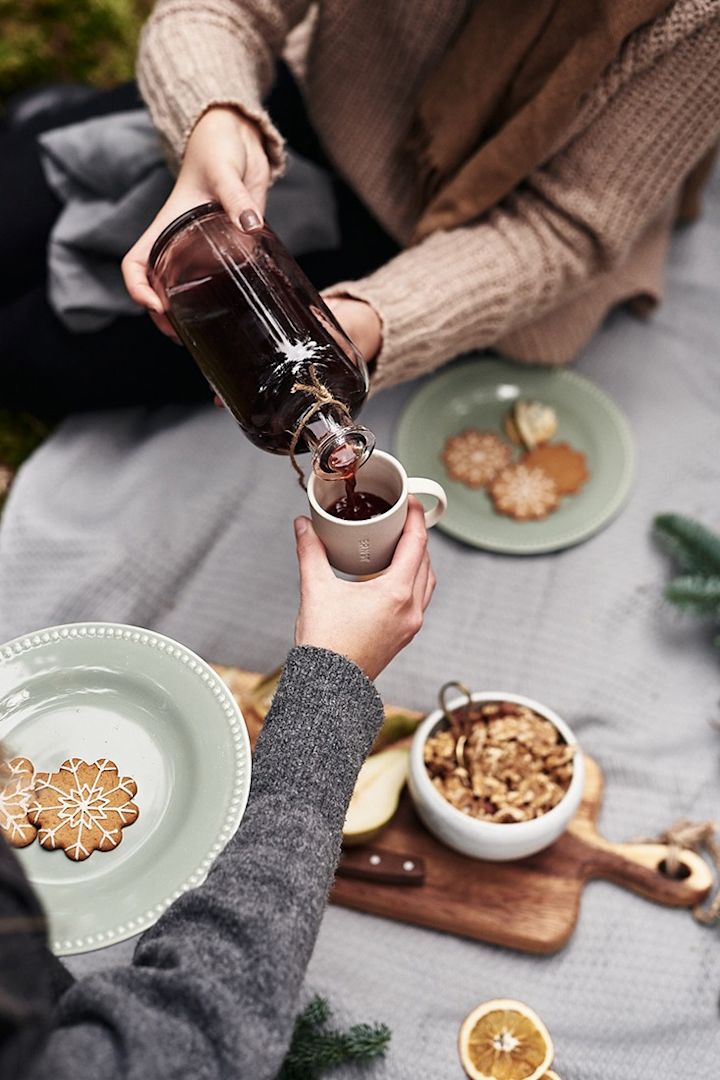 Glühwein mit Lebkuchen und Nüssen wird im Wald genossen.