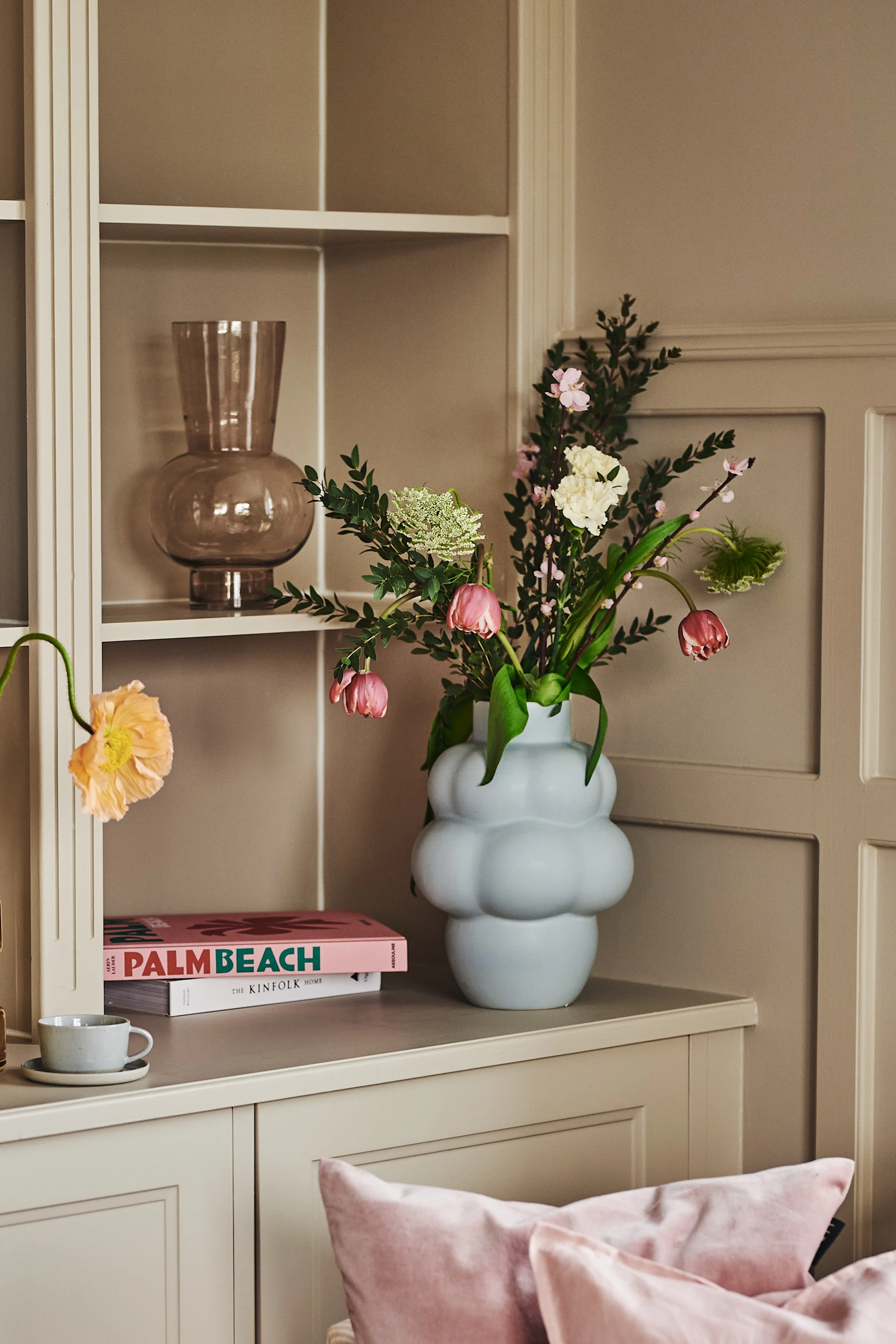 Bringen Sie Pastellfarben in Ihr Interieur, indem Sie mit der himmelblauen Vase Balloon in Pastellblau von Louise Roe Copenhagen dekorieren.