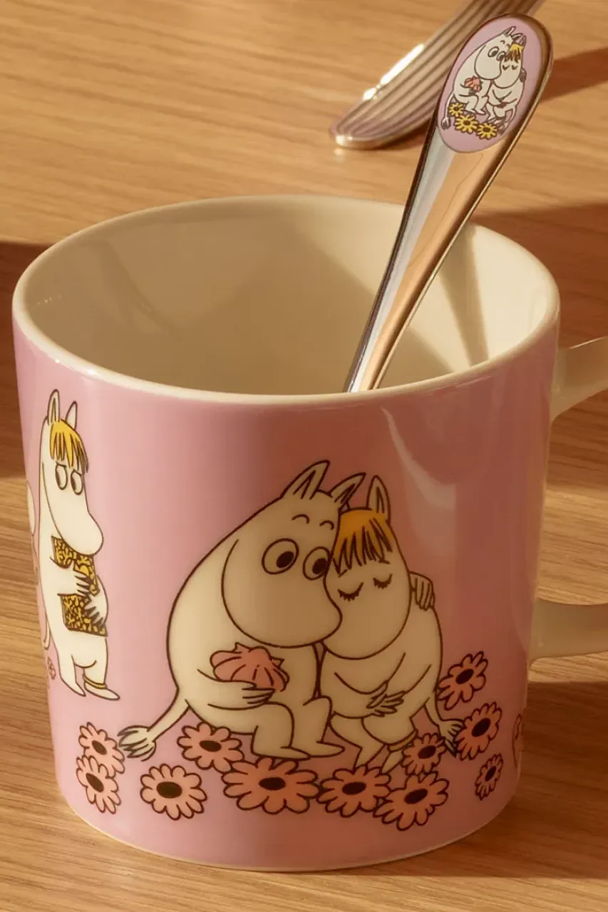 Die neue Mumin-Tasse Sweethearts von Moomin Arabia steht hier auf einem Tisch und ist das perfekte Geschenk zum Valentinstag,