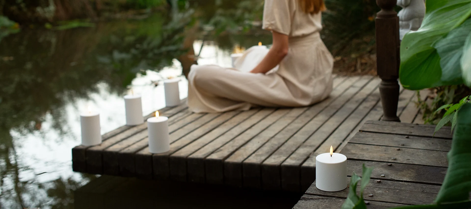 Lagom bedeutet auch Entspannung. Hier sitzt eine Frau an einem Steg, umgeben von LED-Kerzen von Uyuni.