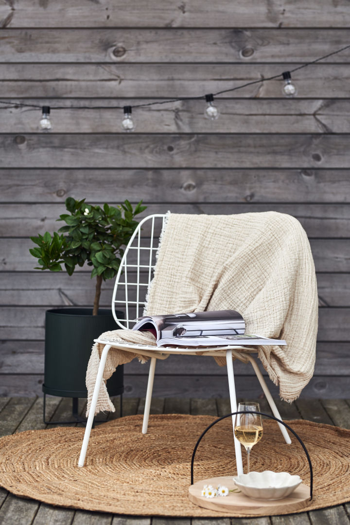Outdoor Teppich: Richten Sie sich eine gemütliche Ecke auf der Terrasse ein und platzieren Sie den Juteteppich aus Jute von Ferm Living unter dem Stuhl.
