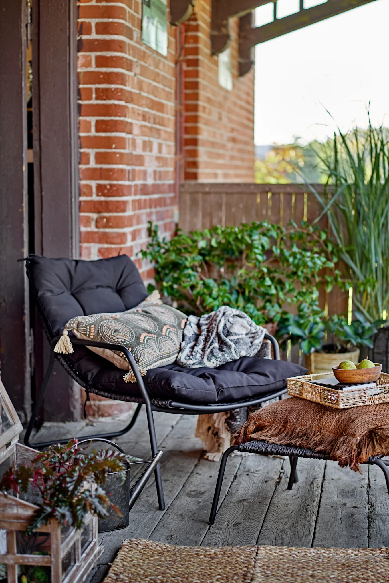 Mit dem Boel Sessel von Bloomingville, welcher hier auf einem Balkon steht, schaffen Sie ganz einfach einen Balkon im Boho-Stil.