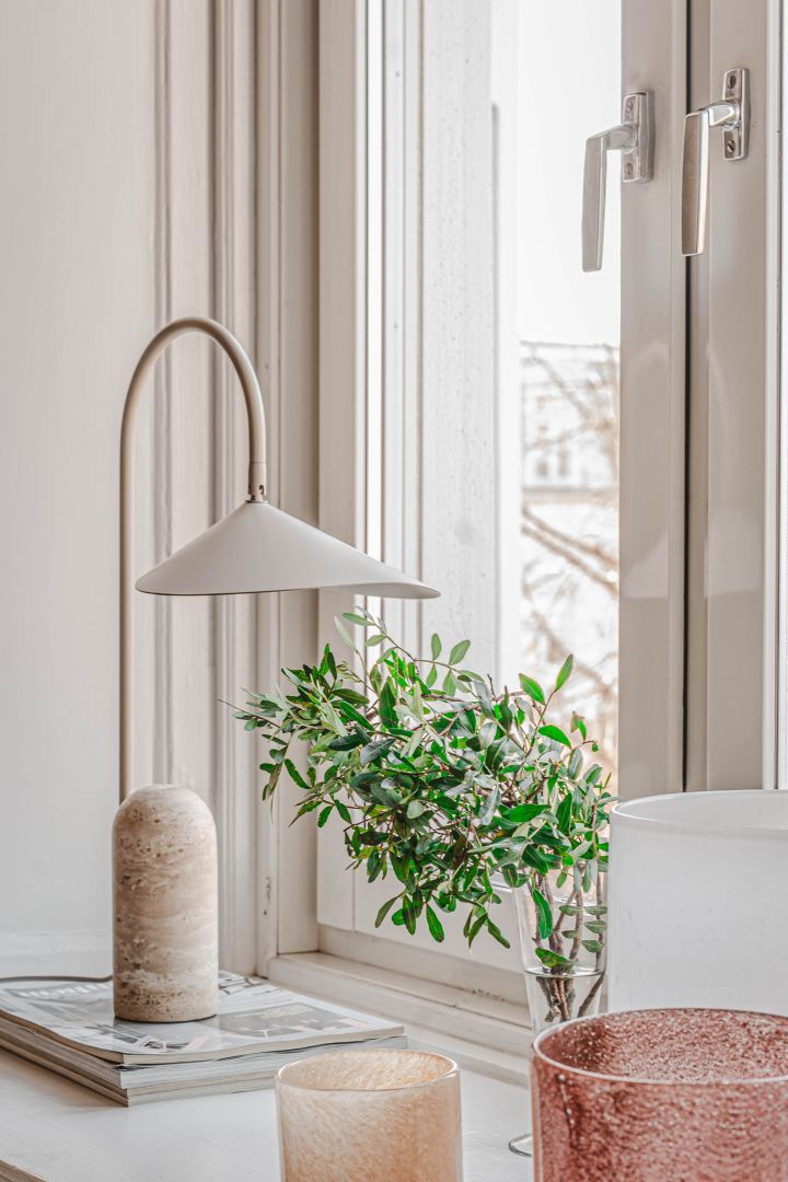 Dekorieren Sie Ihre Fensterbank: Inspiration aus dem Haus des Influencers @hannesmauritzson, wo die Arum Tischleuchte von ferm LIVING für eine gemütliche Atmosphäre sorgt.