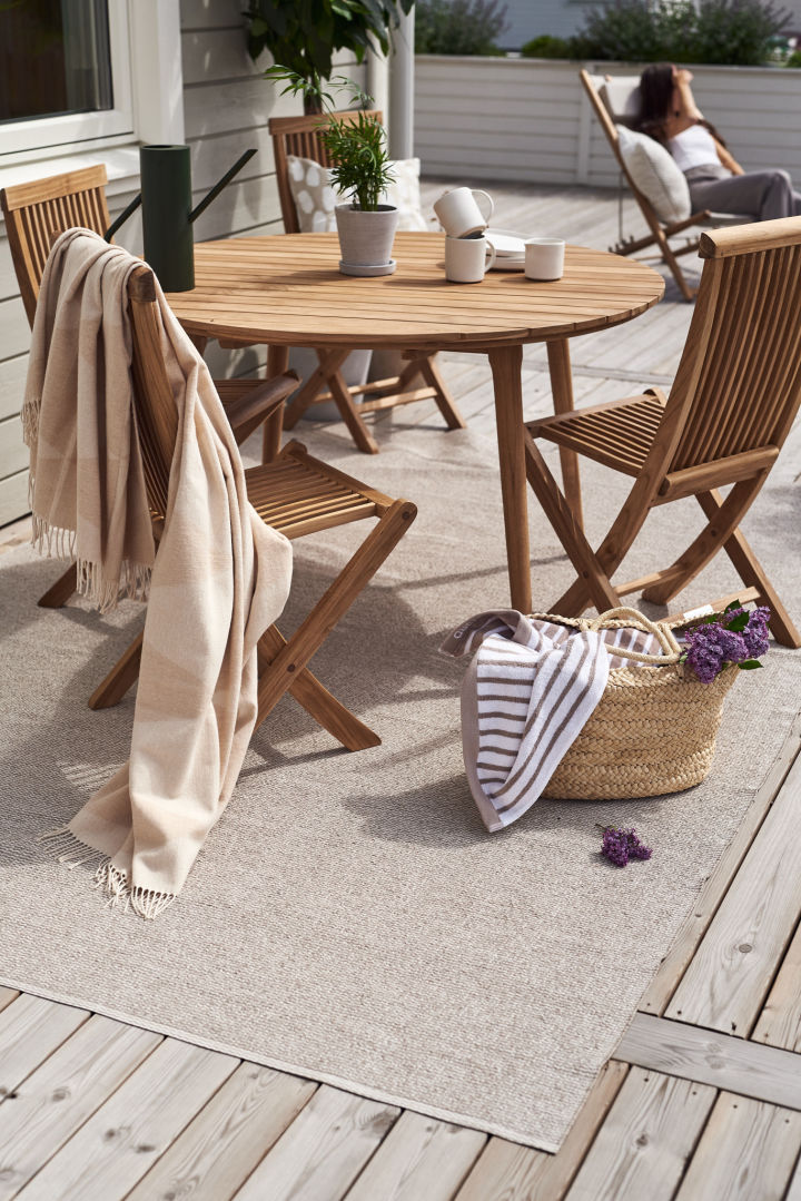 Outdoor Teppich: Der große Mellow Kunststoffteppich in greige von Scandi Living schützt das Holz Ihrer Terrasse vor Flecken, wenn Sie ihn unter der Ihrem Essbereich im Freien platzieren.
