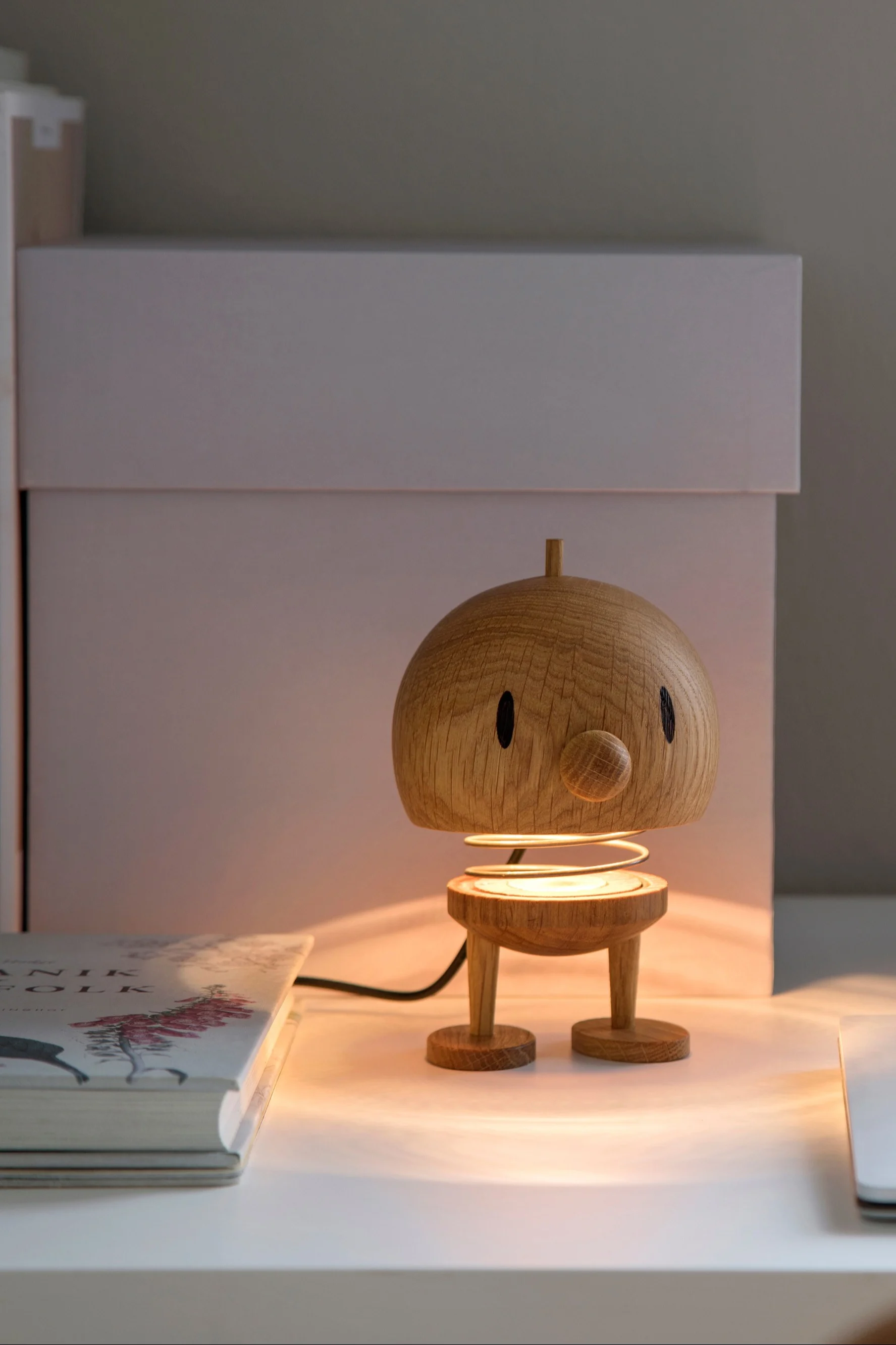 Ein tolles Geschenk zum Vatertag ist diese kleine Bumble Tischleuchte von Hoptimist, die perfekt für den Nachttisch geeignet ist.