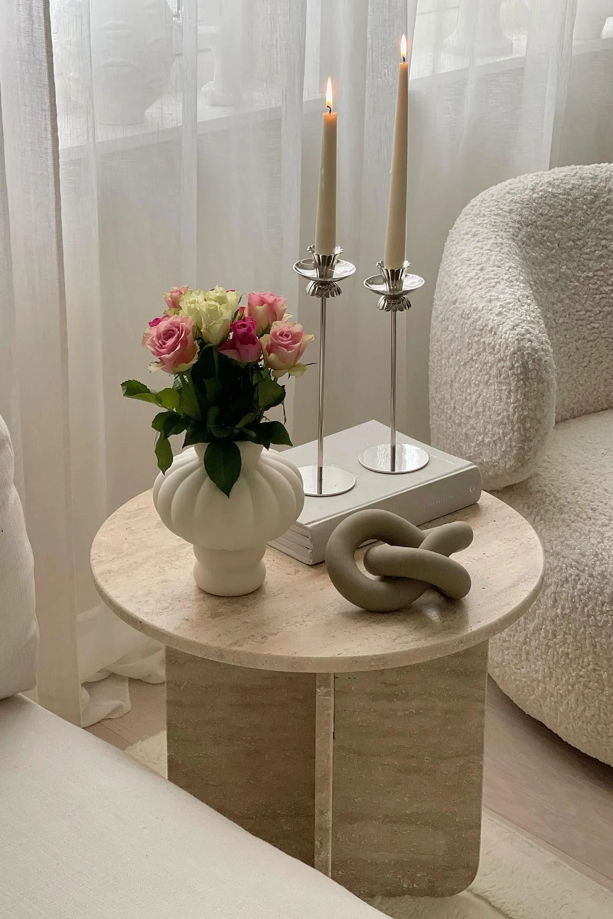 Ein dekorierter Couchtisch mit einer Louise Roe Balloon Vase, einem Buch, zwei Kerzenständern und der Knot Dekoration von Cooee Design.
