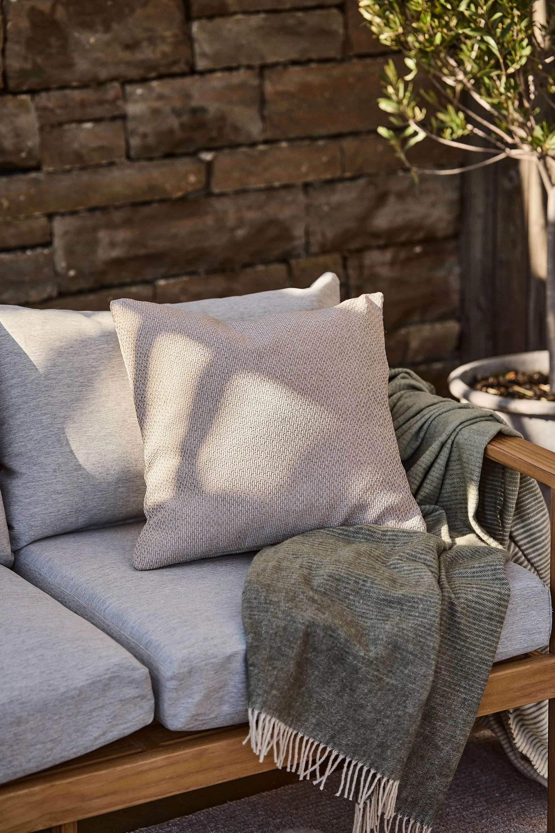 Balkon Ideen: Kissen und Textilien helfen Ihnen, einen gemütlichen und komfortablen Balkon zu schaffen und gleichzeitig auf einfache Weise Farbe auf Ihre Terrasse zu bringen, hier sehen Sie das Kissen Asaryd von 1898.