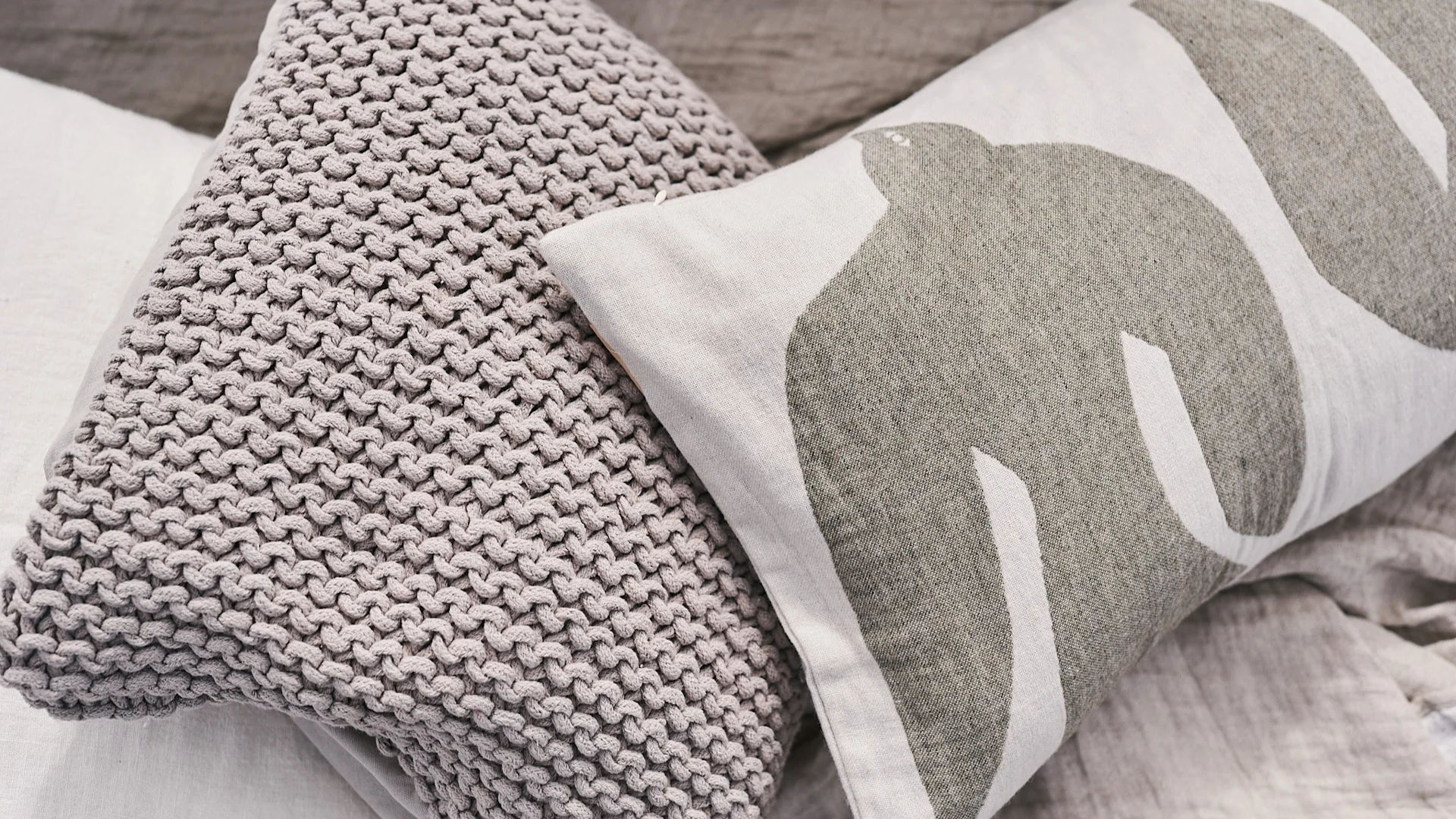 Kissen zum gemütlichen Sitzen bei einem Picknick am Strand.