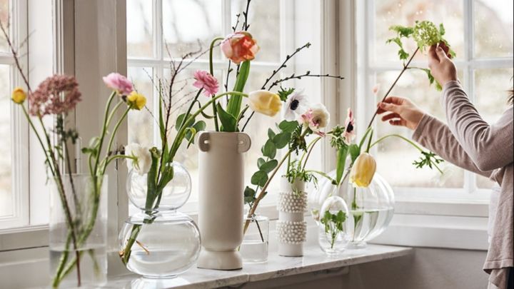 Reihen Sie Vasen mit verschiedenen Farben und Formen nebeneinander auf und genießen Sie das farbenfrohe Spiel auf Ihrem Fensterbrett.