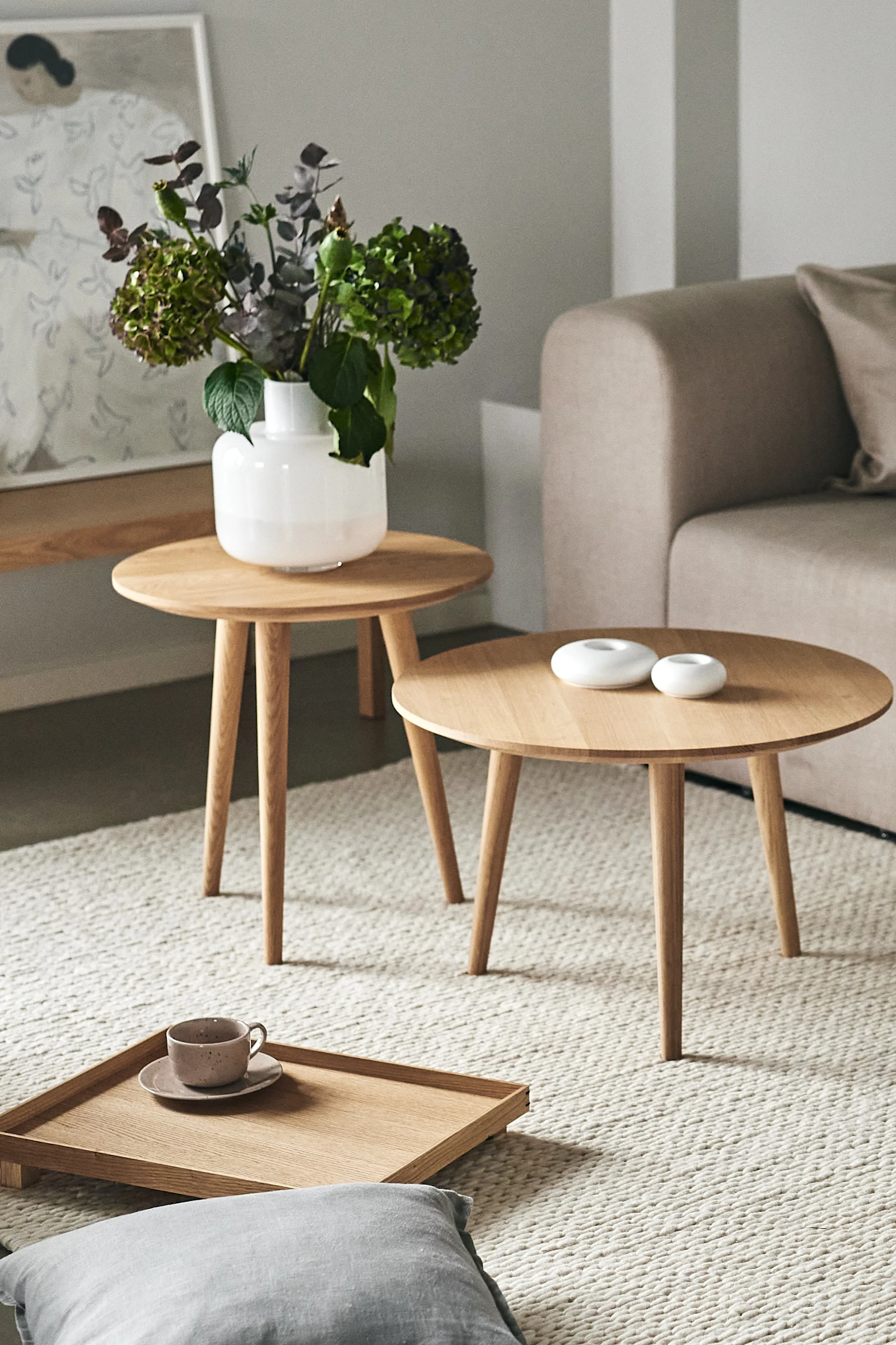 Gestalten Sie ein gemütliches Hygge-Wohnzimmer mit natürlichen Elementen. Hier sehen Sie die &tradition Couchtische aus Holz namens In Between. 