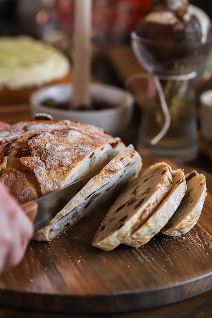 Weihnachtsrezepte  von Baka med Frida: Schneiden Sie das Brot auf und servieren Sie es auf einem hübschen Holzbrett.