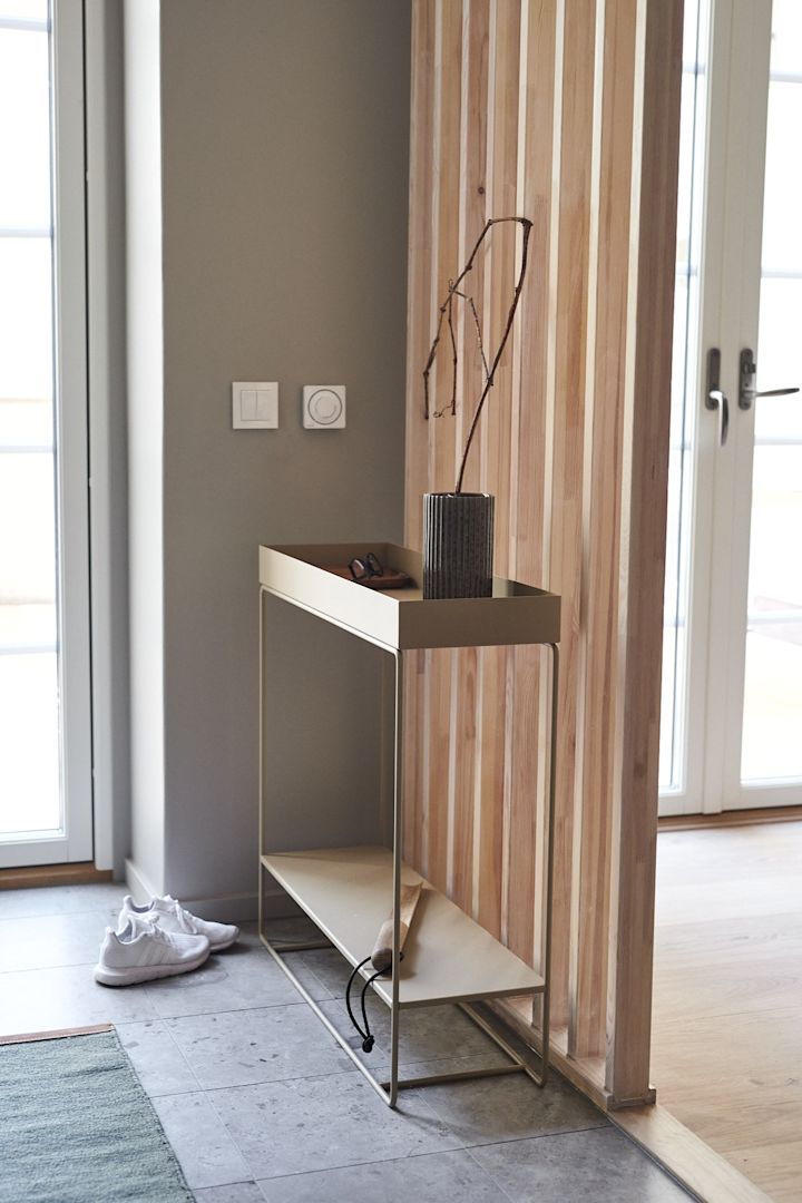 Organisieren Sie Ihr Zuhause - ein Tipp für den Flur ist ein Beistelltisch, auf dem Sie Schlüssel und Post ablegen können, wie z. B. die Plant Box von Ferm Living. 