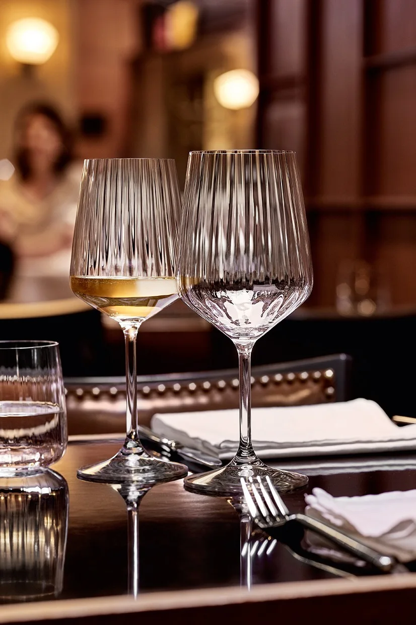 Die stilvollen LifeStyle-Gläser von Spiegelau, hier auf einem gedeckten Tisch stehend, sorgen für eine stilvolle Tischdekoration und laden zu besonderen Momenten auf.