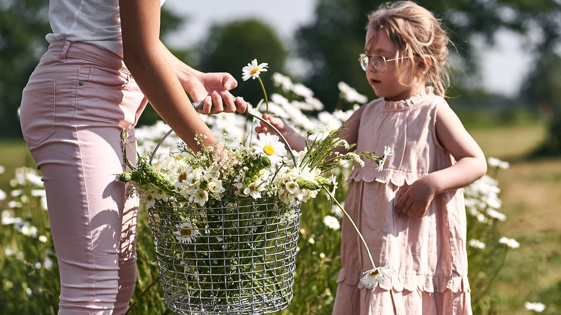 Der Korb Korbo 24 aus verzinktem Stahl ist ideal zum Pflücken von Wildblumen. 
