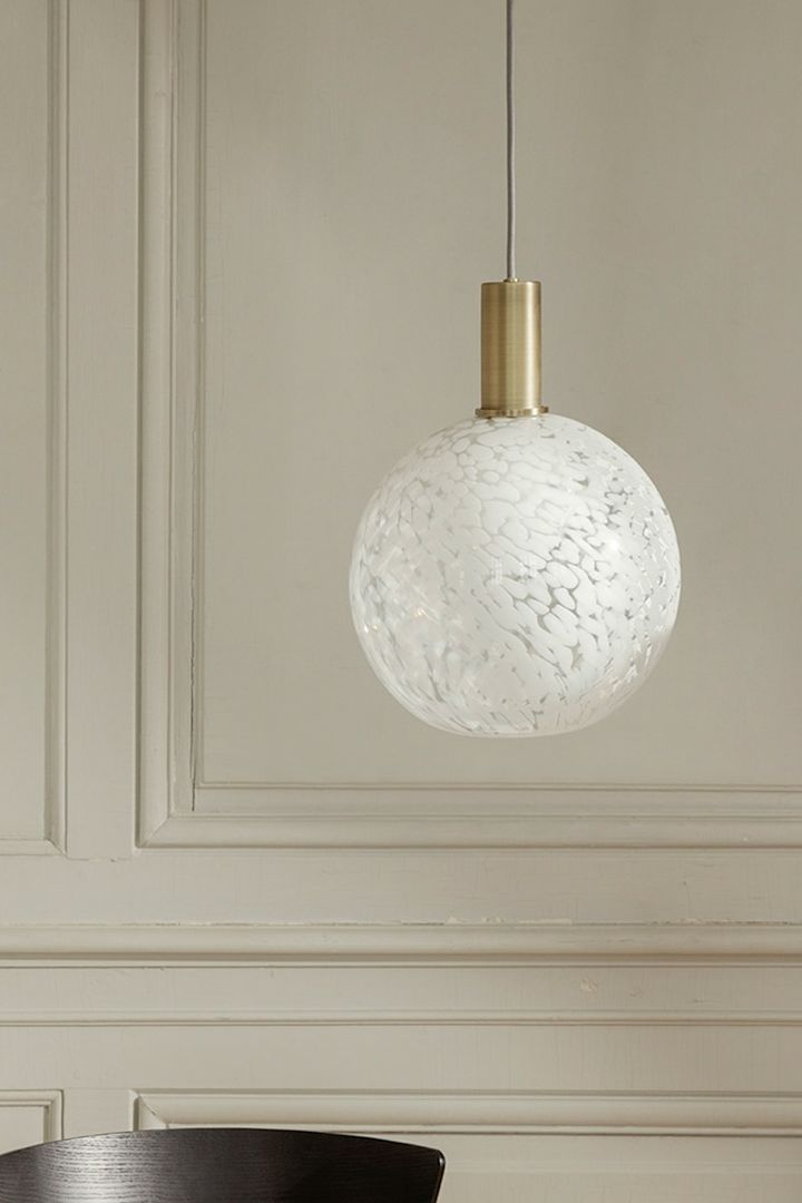 Zu den Einrichtungstrends des Frühlings 2023 zählt auch das Polka Dot-Muster. Wir setzen diesen Trend gern mit dieser weißen Lampe von Ferm Living um.