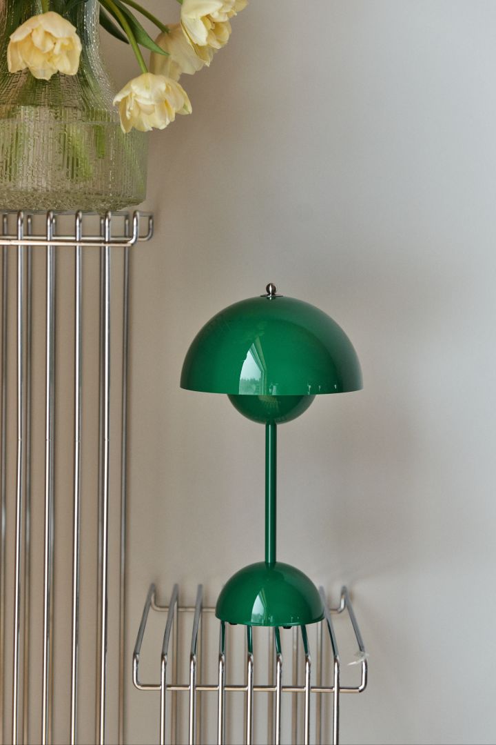 Wohntrends des Frühlings 2024: Die tragbare Lampe Flowerpot VP9 in Signalgrün ist ein beliebter Klassiker, der sowohl Farbe als auch Retro-Feeling in Ihr Zuhause bringen wird.