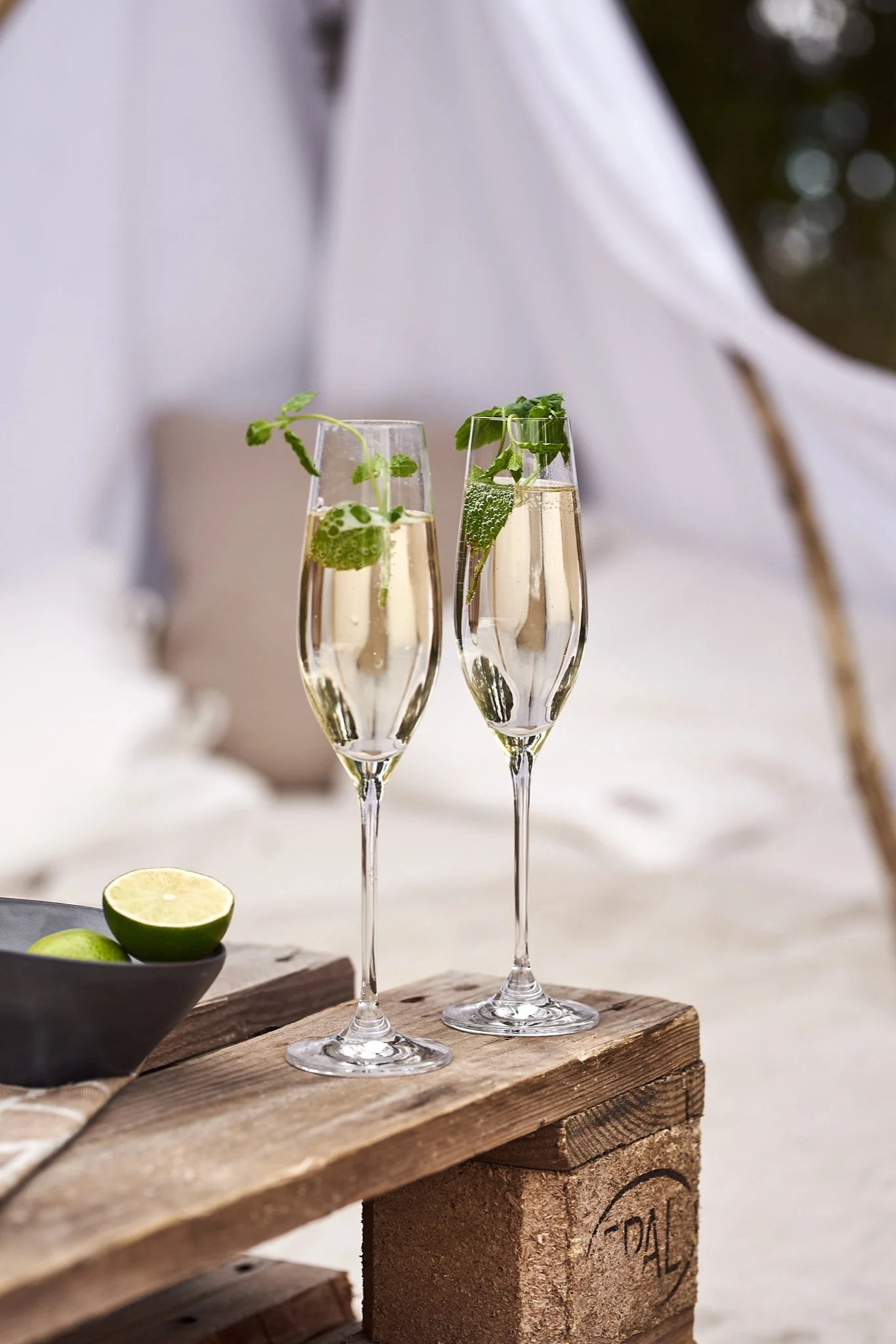 Sommergetränke - Prosecco mit Holundersirup serviert in einem Sektglas von Scandi Living. 