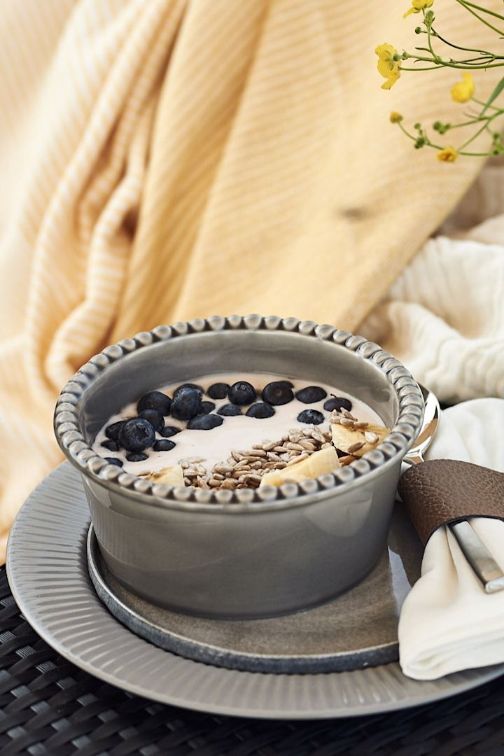 Eine sommerliche Smoothie-Bowl mit Blaubeeren, Joghurt, Banane und Nüssen, serviert aus der Daria-Schale von PotteryJo. 