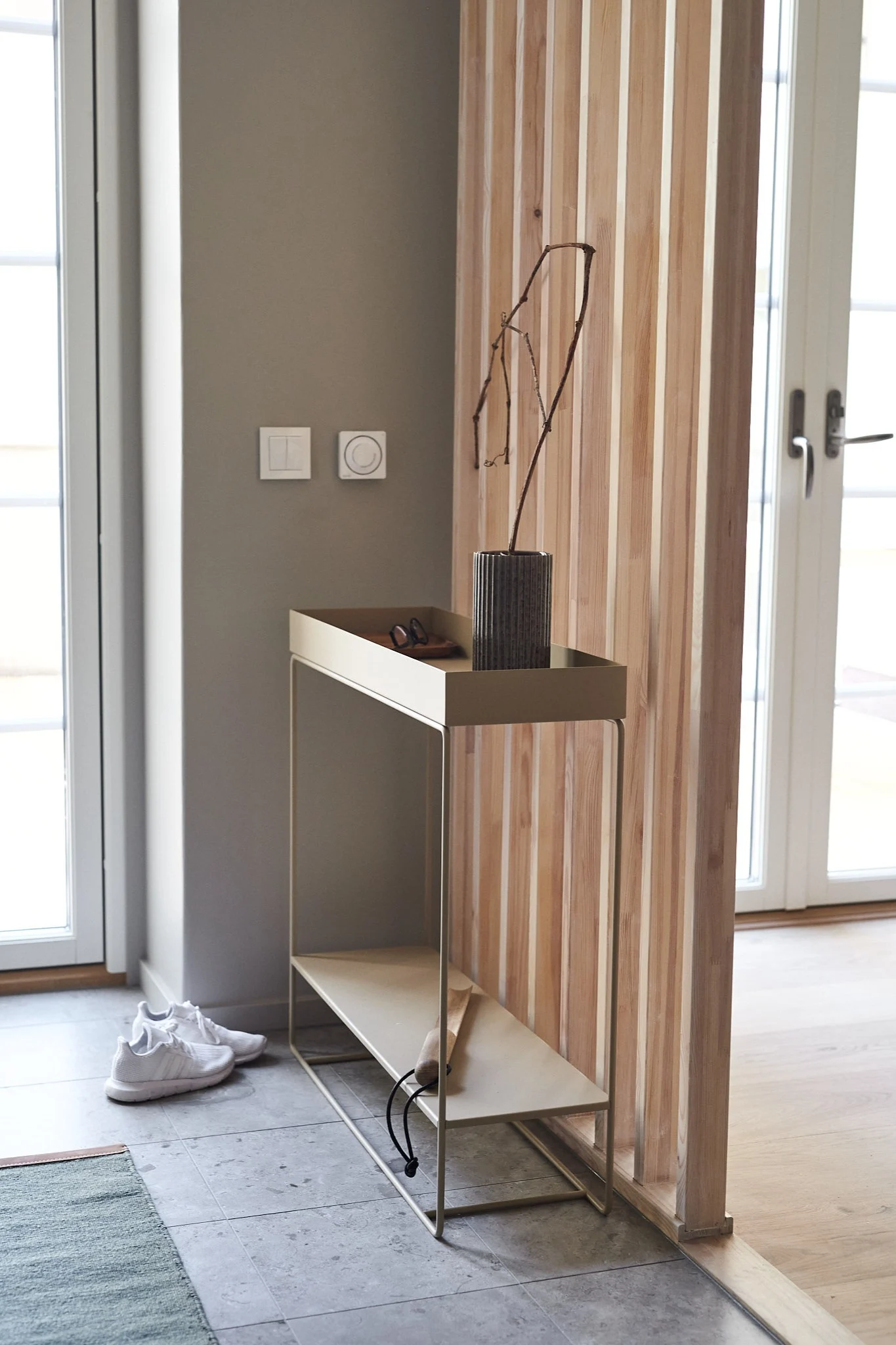 Beistelltische oder Ablagen, wie die Plant Box von Ferm Living, hier in einem Flur stehend, erleichtern das Aufräumen und Ordnung halten.