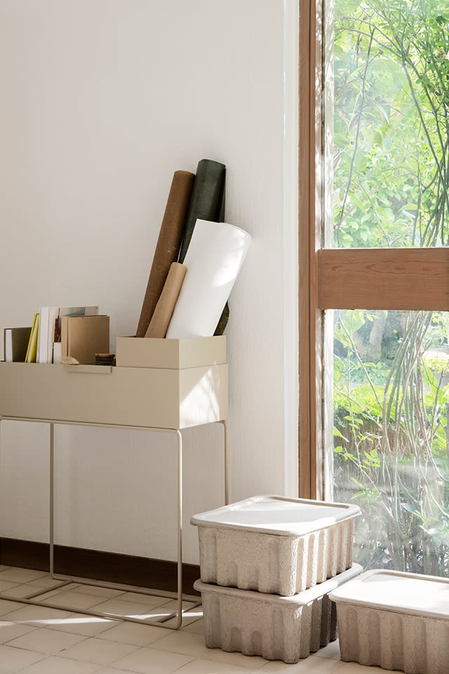 Organisieren Sie Ihr Zuhause - Tipps von Ferm Living mit der stylischen Plant Box und Papierboxen zum Organisieren von Bürokram. 