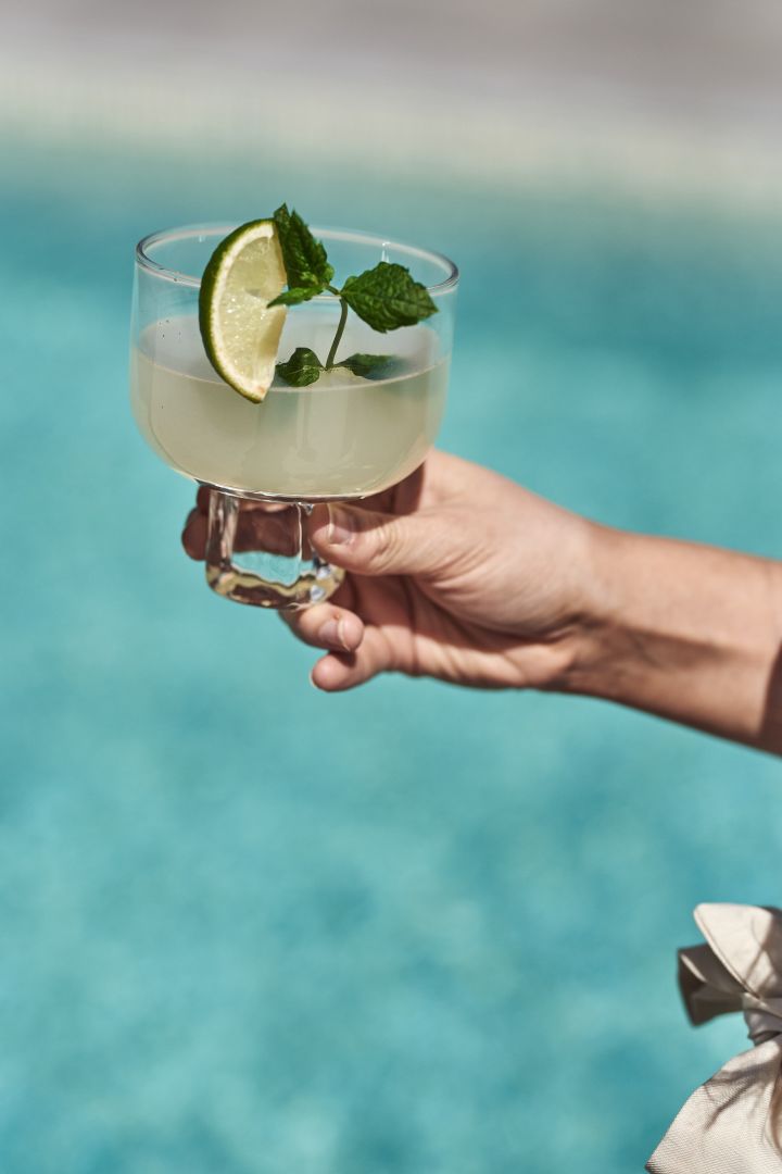 Genießen Sie am Pool ein Limonadengetränk in edlen Gläsern.