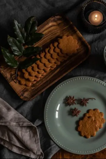 Hier sehen Sie eine unserer 5 Weihnachts-Tischdekorationen: Ein schlicht gedeckter Tisch mit Dots-Geschirr von Scandi Living.