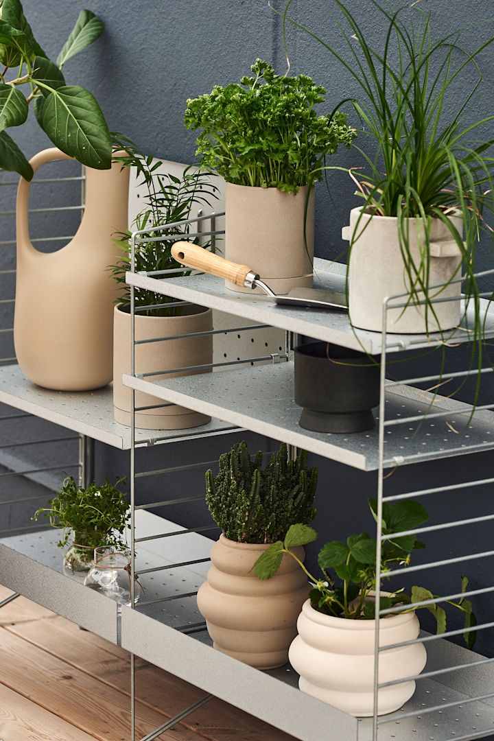 Balkon Ideen: Mit dem String Outdoor-Regalsystem können Sie eine elegante und stilvolle Aufbewahrung auf Ihrem Balkon schaffen. Das aus verzinktem Stahl gefertigte System hat das gleiche stilvolle Design wie das Original und besteht aus verschiedenen Teilen, die Sie zusammenbauen können.