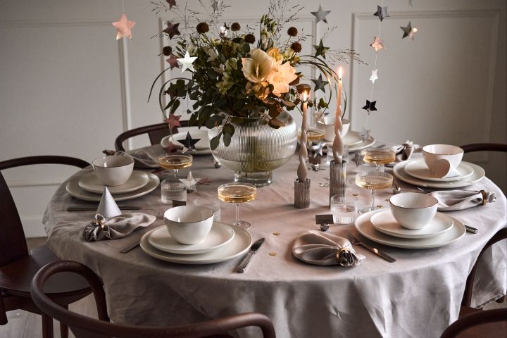 Ideen für Ihre Silvesterparty: Wenn Sie es eher schlicht mögen, belassen Sie die Tischdekoration in Weiß und setzen Sie vereinzelte Akzente in Form einer Vase oder von Luftballons!