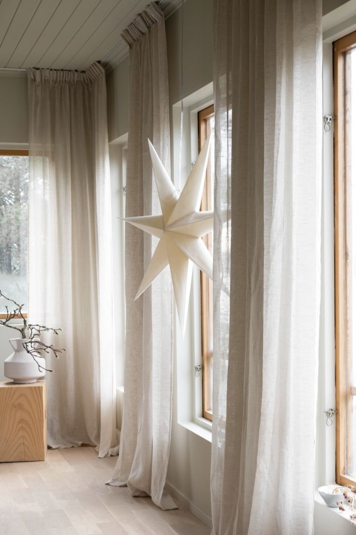Hier sehen Sie einen wunderschöne skandinavischen Weihnachtsstern 2023: Sally von Watt & Veke in einem Fenster hängend.
