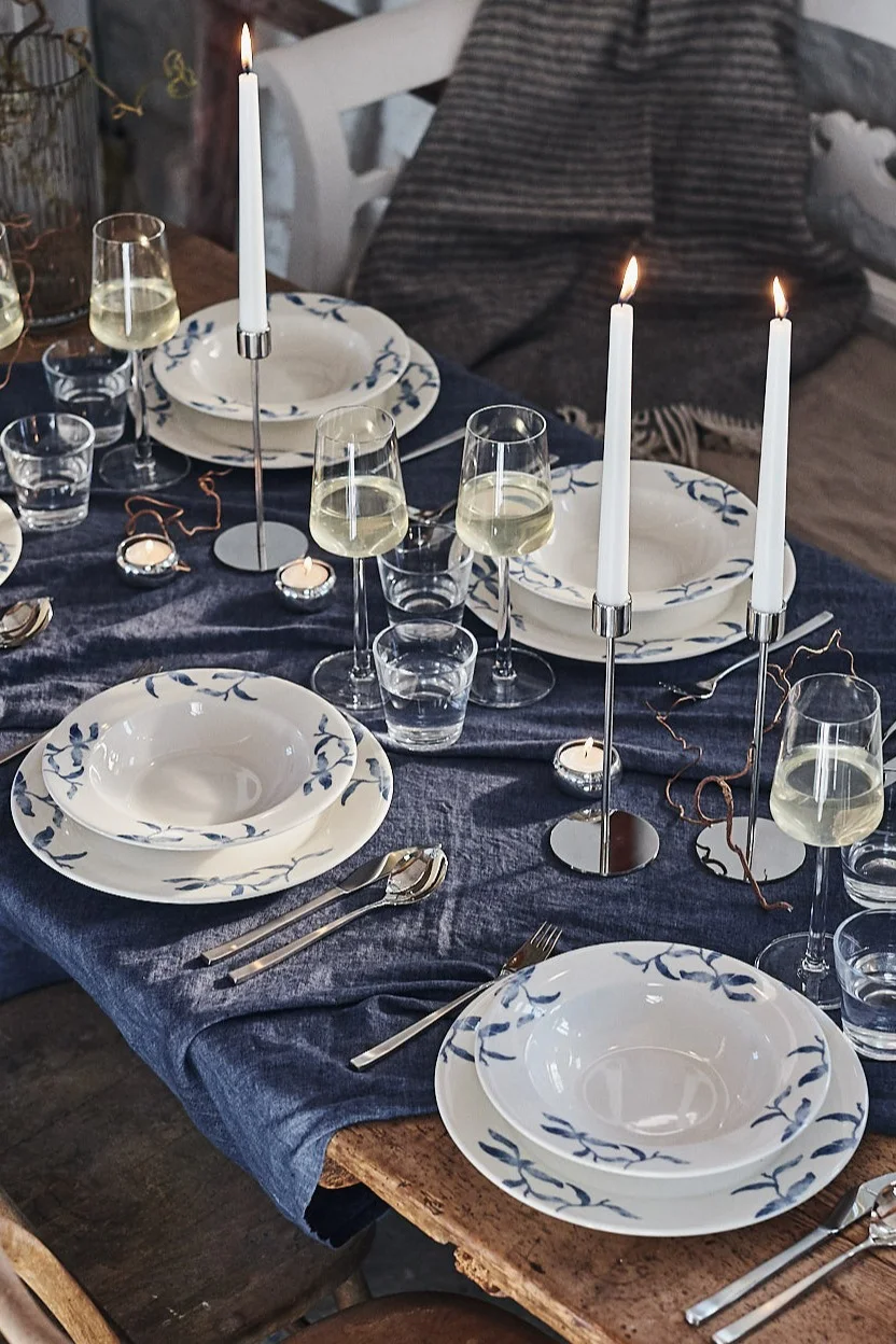 Ein Frühlingsdinner mit blau-weißem Porzellan, Silberbesteck von Gense und stilvollen Weingläsern von Essence, die Eleganz auf den Tisch bringen.