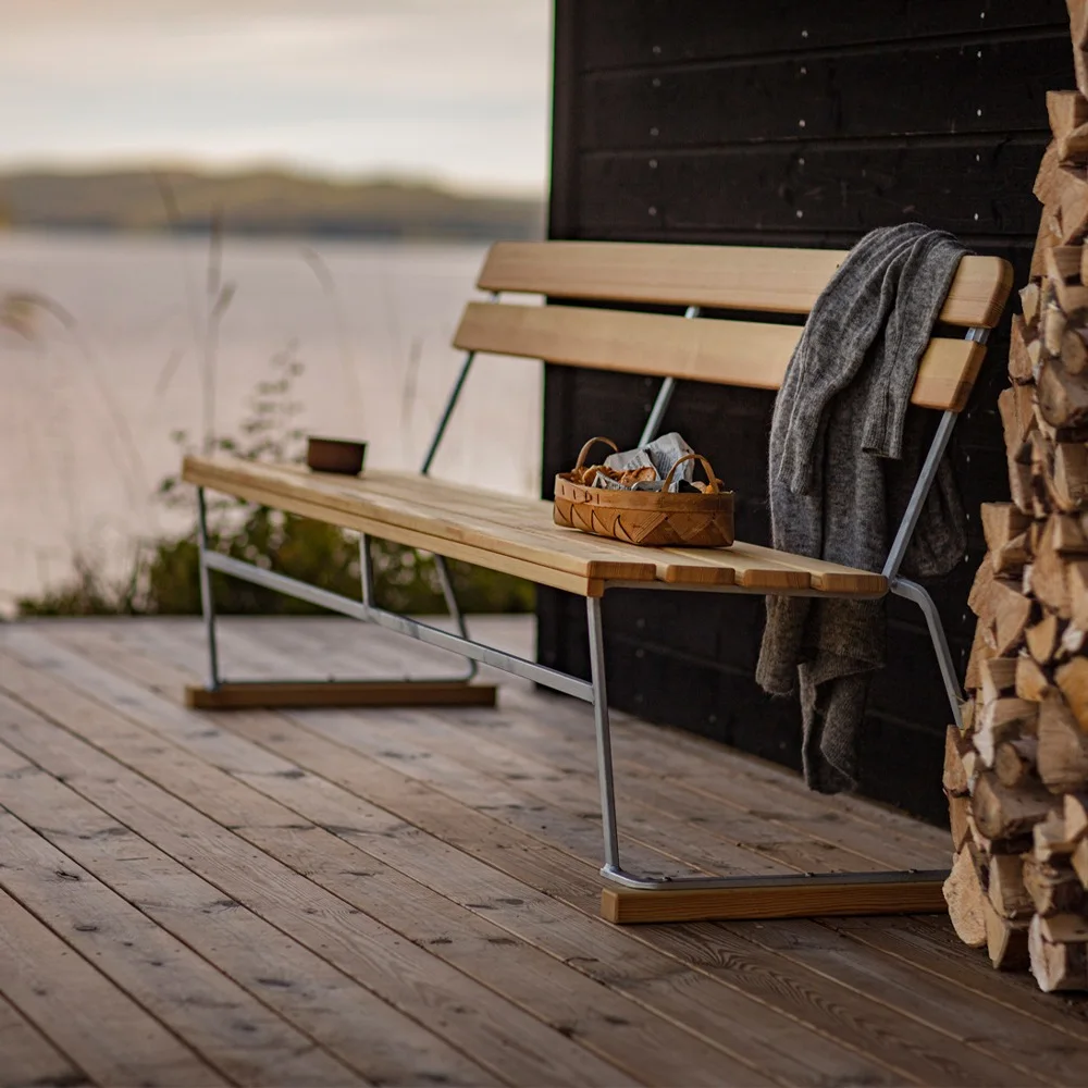 Grythyttan: Das Sofa 5 steht auf einer Terrasse am Meer bei Sonnenuntergang.