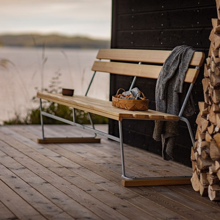 Grythyttan: Das Sofa 5 steht auf einer Terrasse am Meer bei Sonnenuntergang.