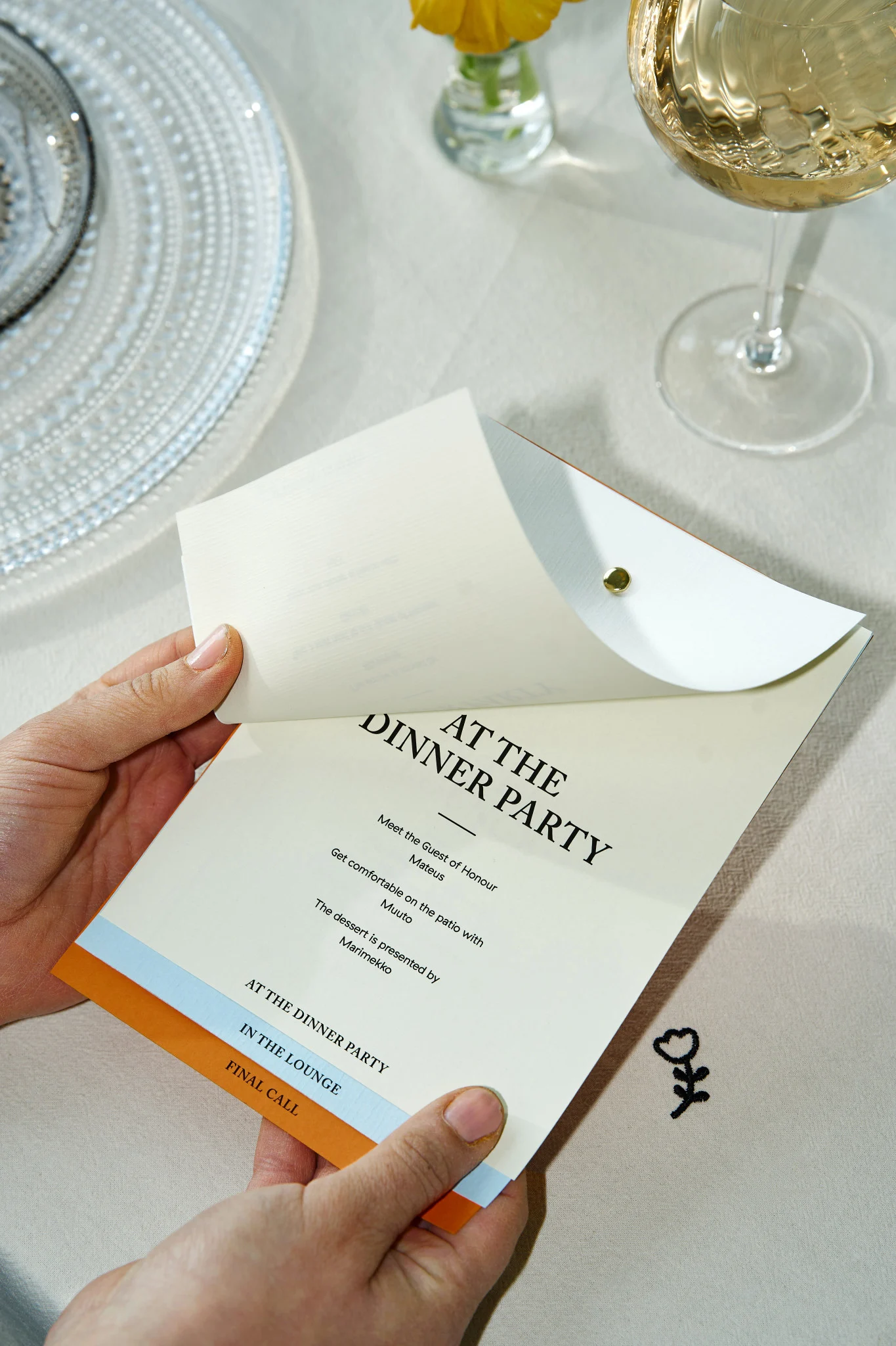 So veranstalten Sie eine unvergessliche Party: Hier sehen Sie ein Paar Hände, die eine Karte halten, auf der das Programm für die Party steht.