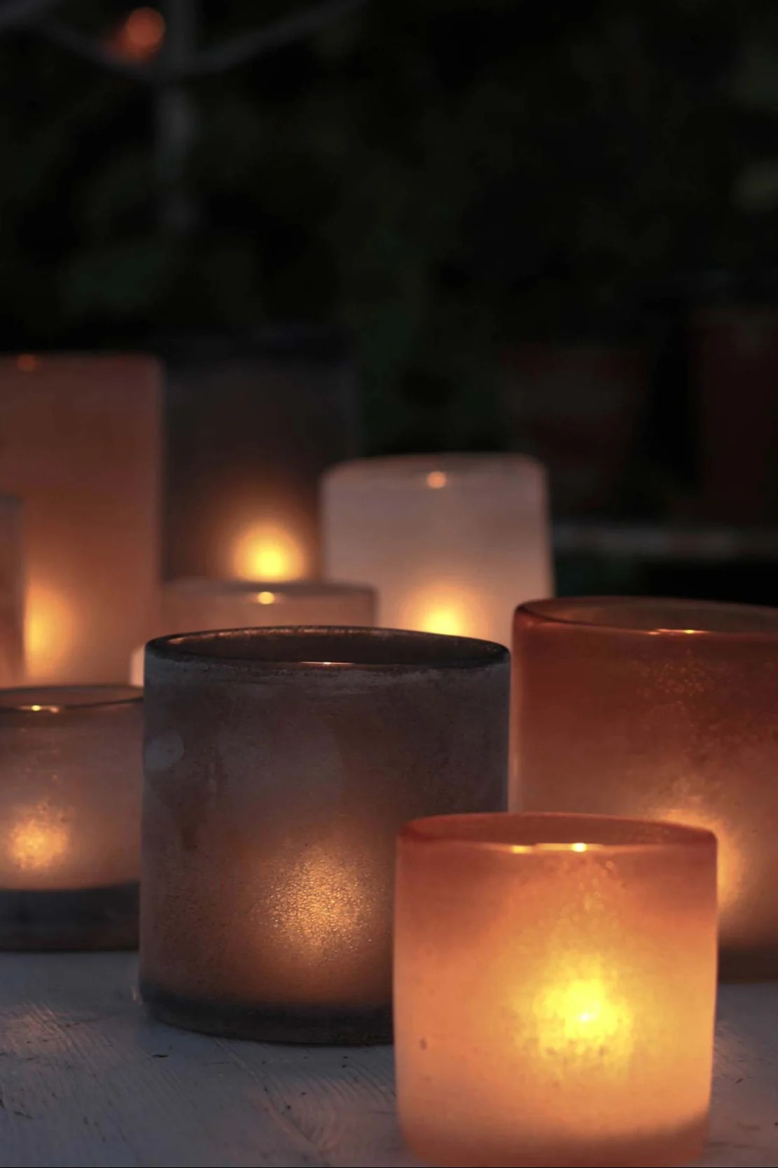 Auch die richtige Beleuchtung ist wichtig bei der Dekoration eines Balkons im Boho-Stil. Platzieren Sie mehrere Windlichter, beispielsweise aus der Frost-Kollektion von Tell me more zusammen.