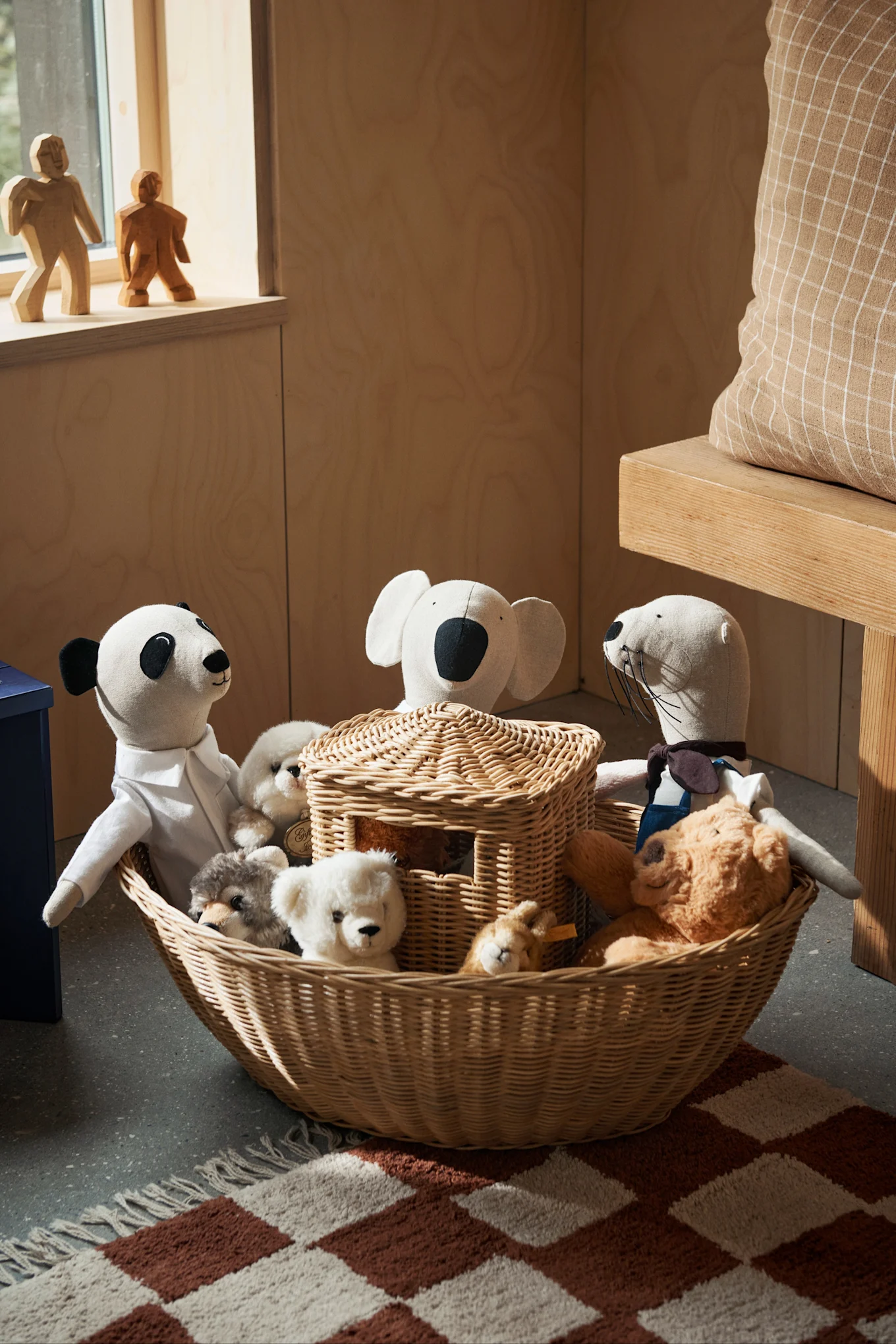 Hier sehen Sie den Weidenkorb Arc von ferm LVING gefüllt mit Kuscheltieren, eine sehr niedliche Idee für das Kinderzimmer. 